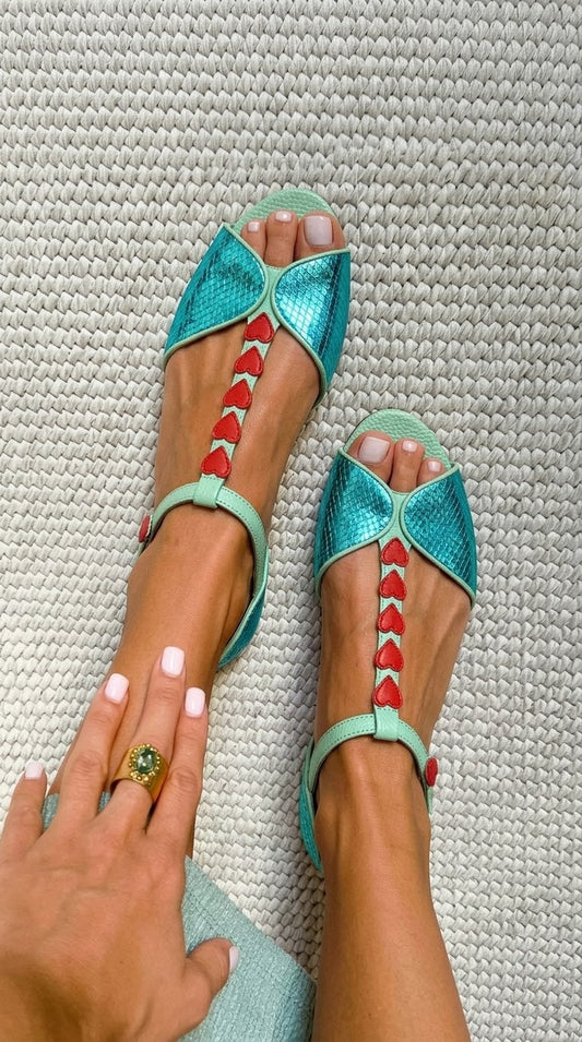 Sandalias Peep Toe Planas Azul Petróleo y Rojo con Tira en T y Corazón