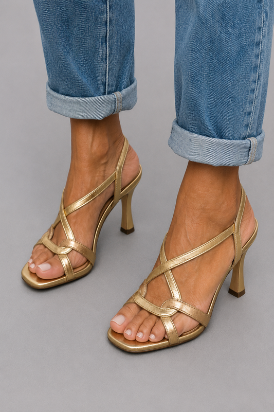Estíbaliz Tacones Dorados Metálicos con Tiras Cruzadas para Verano
